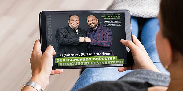 Une femme lit l’actualité de proWIN sur une tablette.