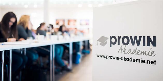 Participantes à un séminaire à la proWIN Akademie lors d'une intervention