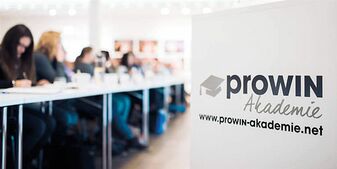 Participantes à un séminaire à la proWIN Akademie lors d'une intervention