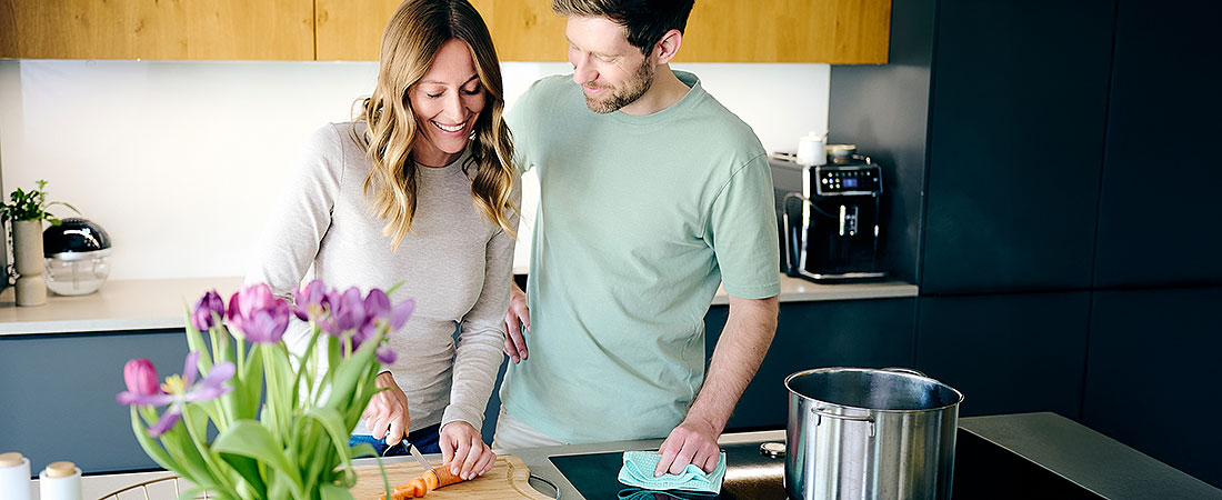 Tâches ménagères en équipe : selon une étude, une répartition équitable est bénéfique pour la relation. (Photo : proWIN)