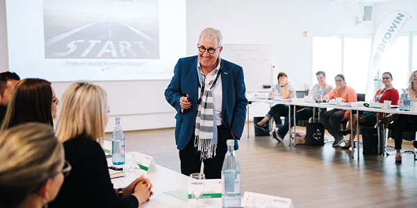 Les personnes intéressées assistent au séminaire de démarrage proWIN et écoutent une intervention