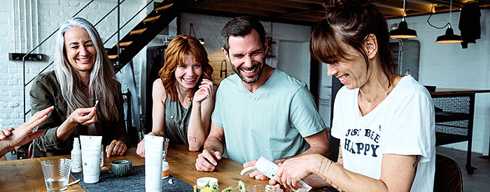 L'hôte d’une démo proWIN et les invités sont assis confortablement dans le salon et parlent des produits proWIN