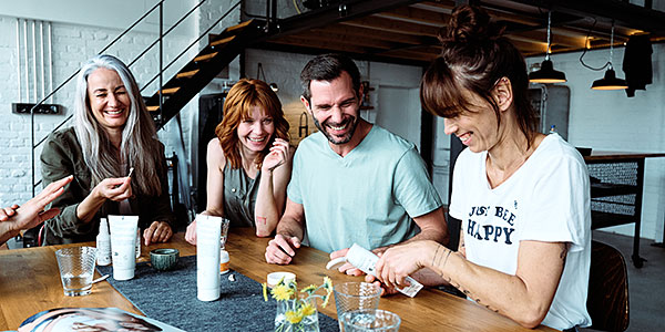 L'hôte d’une démo proWIN et les invités sont assis confortablement dans le salon et parlent des produits proWIN