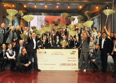 Foto Scheckübergabe Spendenmarathon 2010